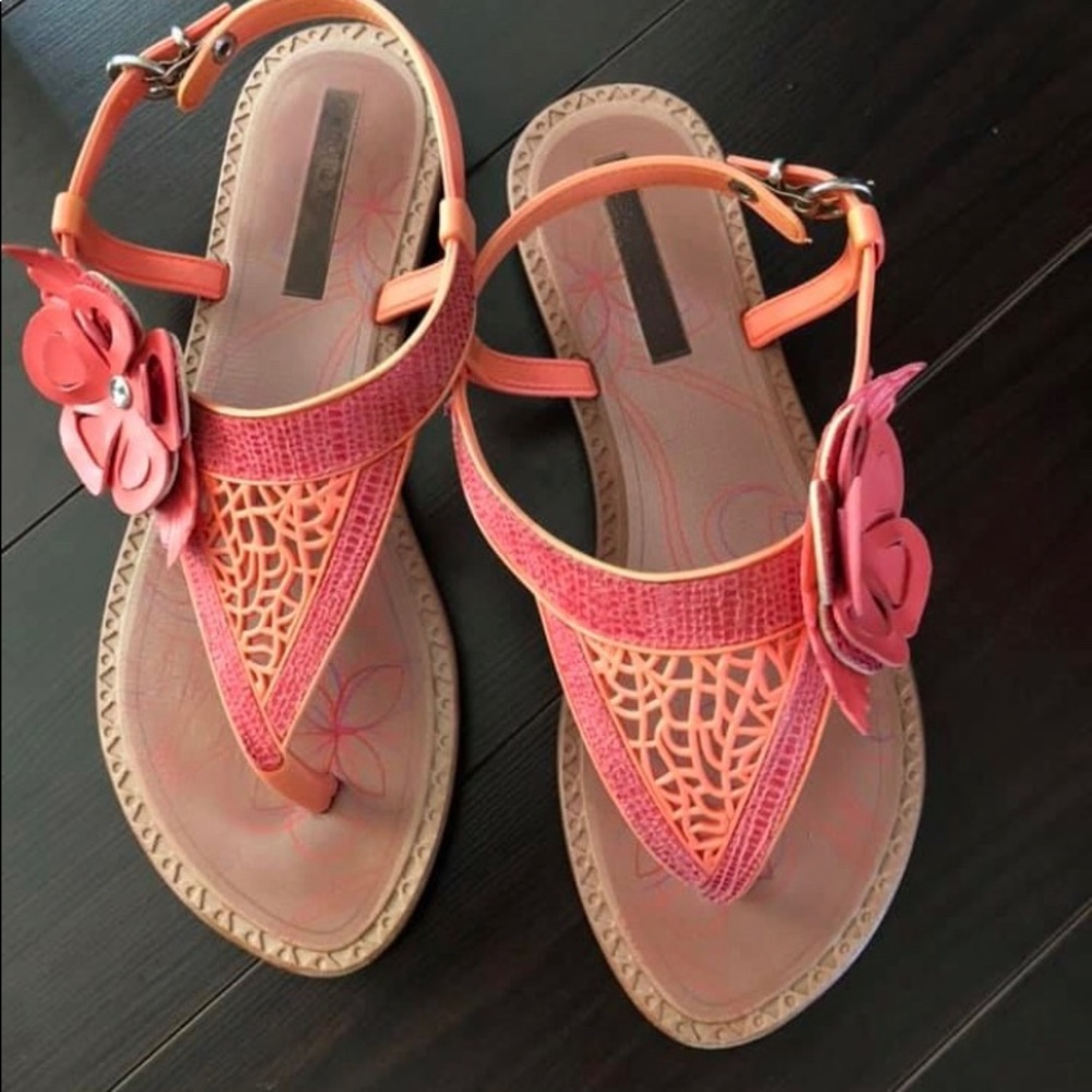 USED SANDALS